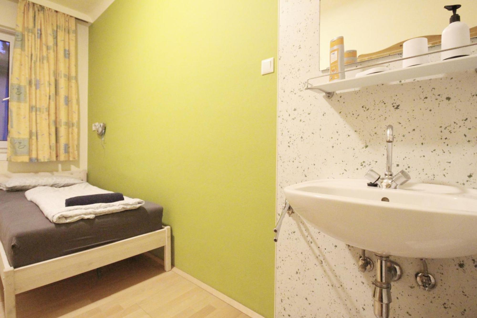Single In Hutteldorfer Strasse Area * Vienne